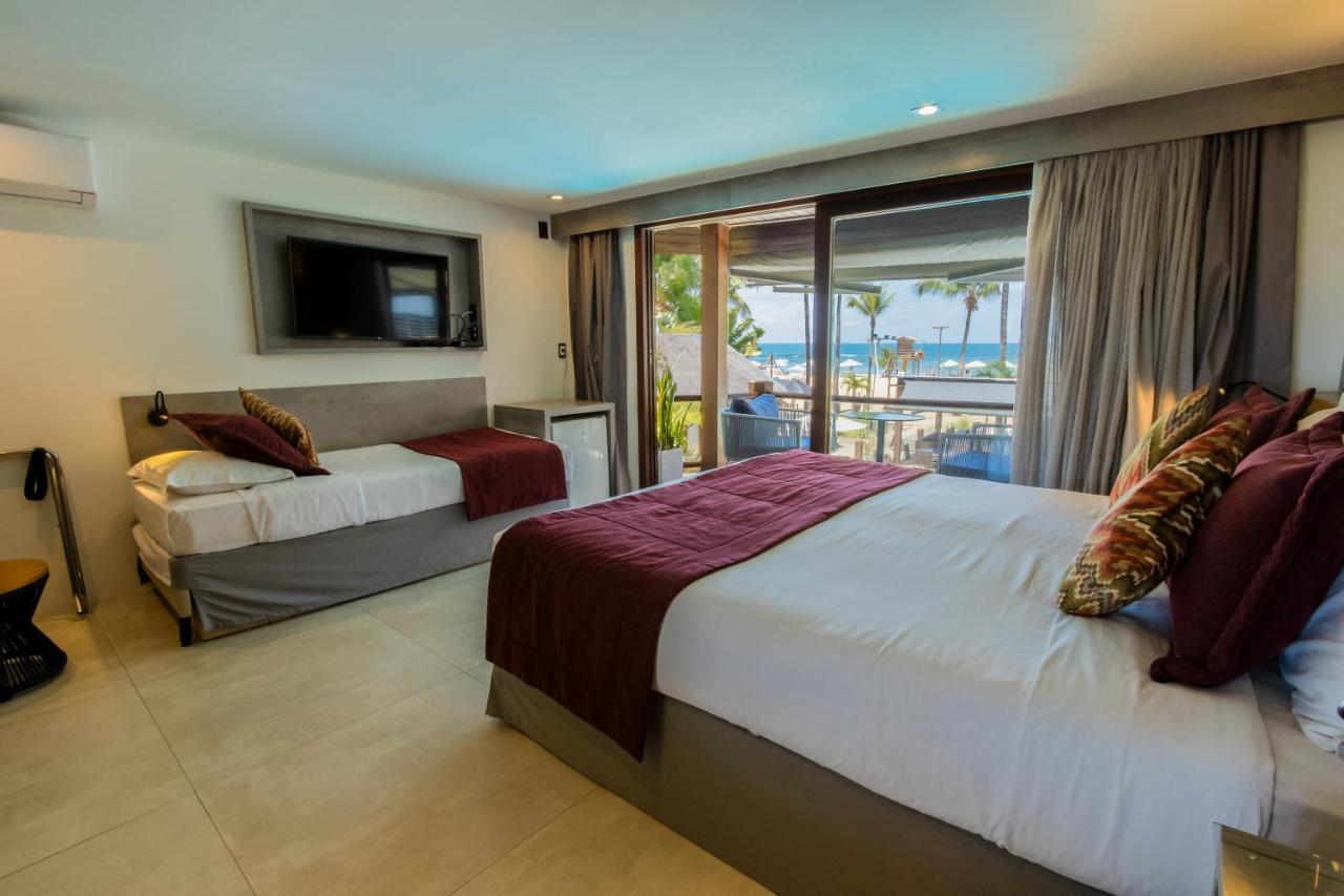 Quarto com Cama King-size e Banheira de Hidromassagem